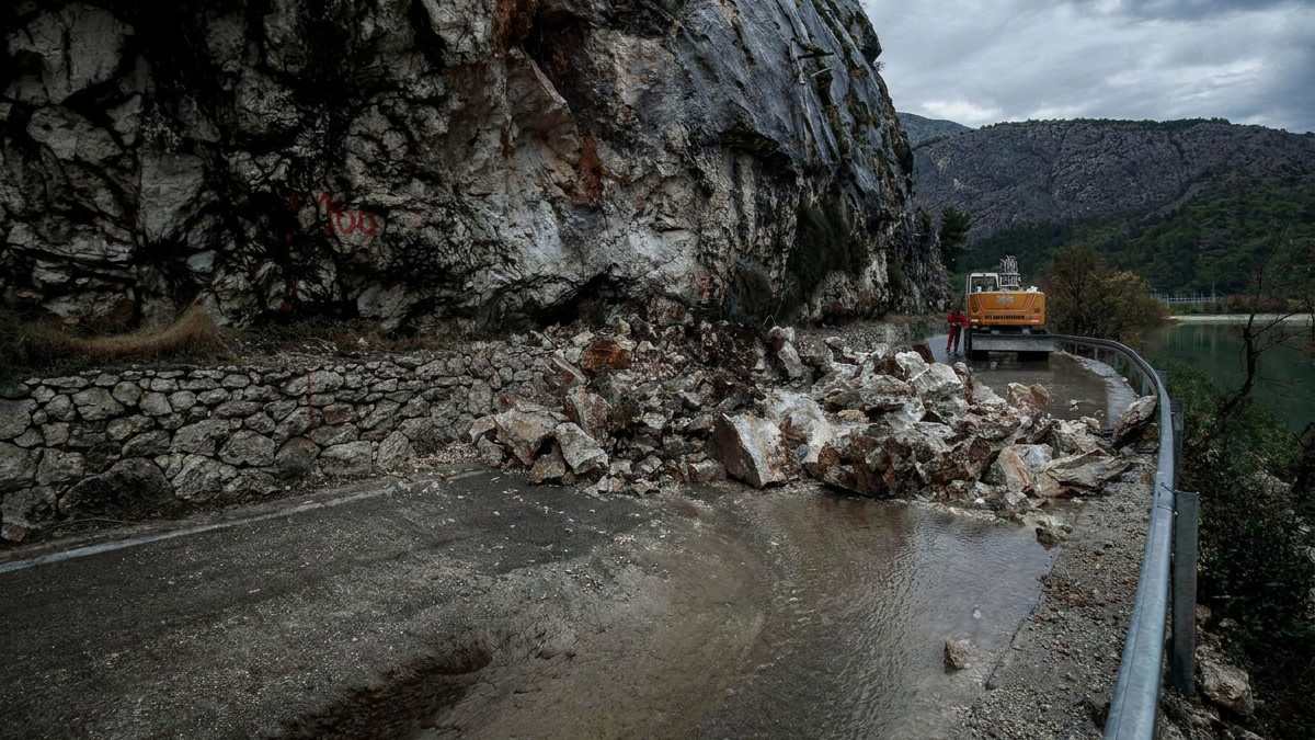 Stijene su u Omišu već padale na kuće i aute. Nakon požara prijete novi odroni