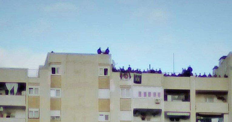 VIDEO Boysi navijaju s okolnih zgrada na Šubićevcu s dva transparenta