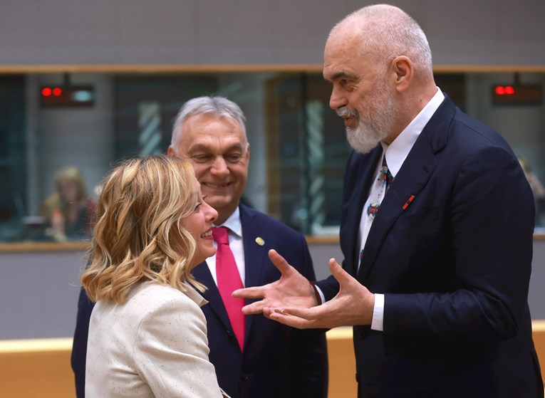 Albanski premijer kleknuo pred talijansku premijerku, otpjevao joj pjesmu i dao šal