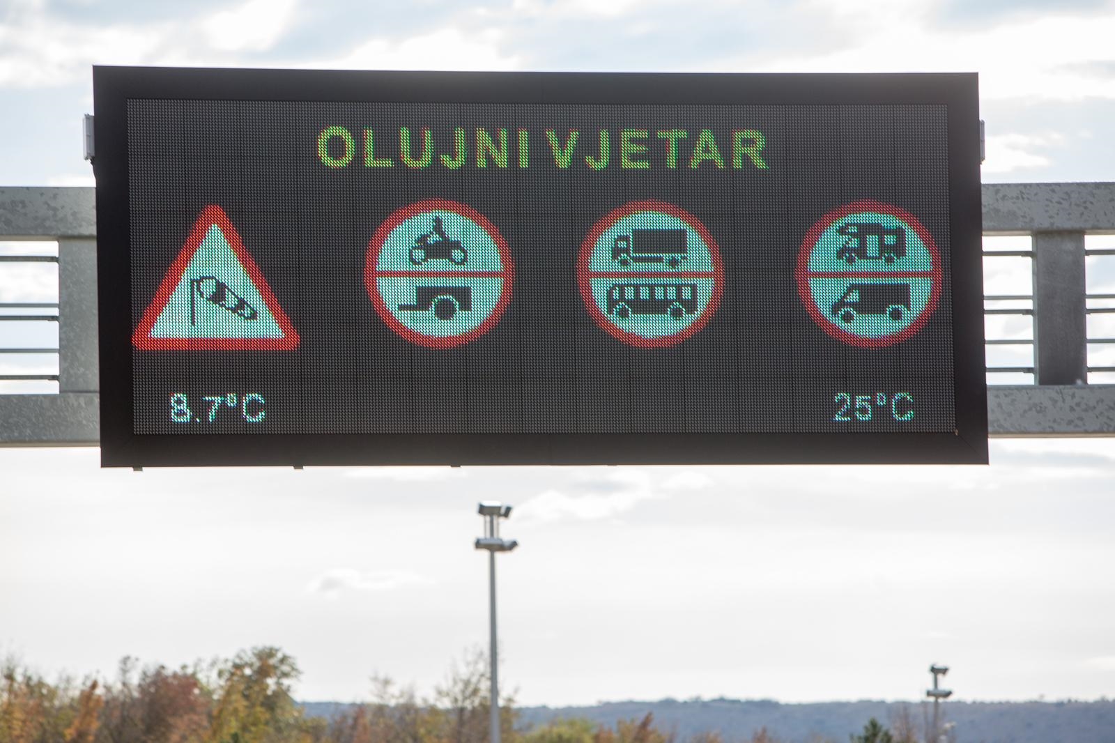 Vozači, oprez! Ceste mokre i skliske, olujni vjetar u Dalmaciji i Gorskom kotaru