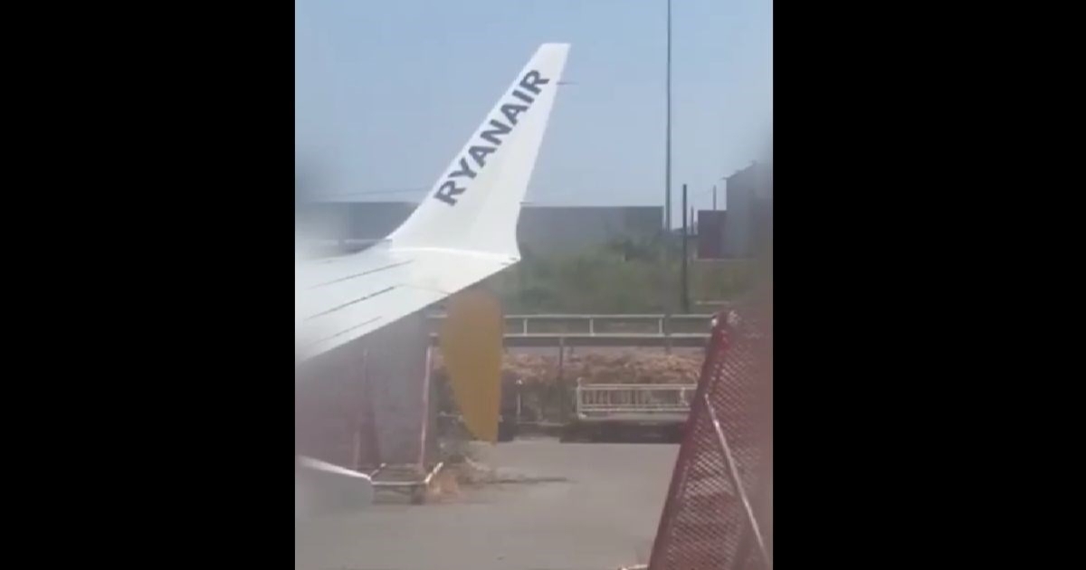 FOTO Avion Ryanaira udario u ogradu na grčkom aerodromu, oštećeno mu je krilo