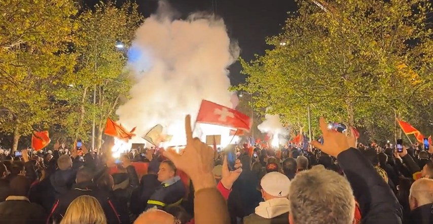 Novi masovni prosvjed u Podgorici: "Nikad Crna Gora kakvu Vučić sanja"