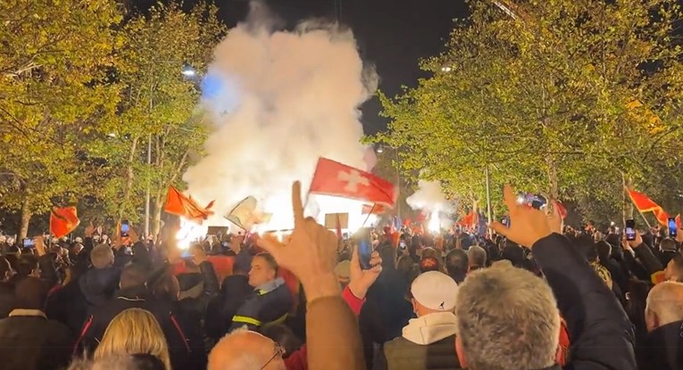 Novi masovni prosvjed u Podgorici: "Nikad Crna Gora kakvu Vučić sanja"