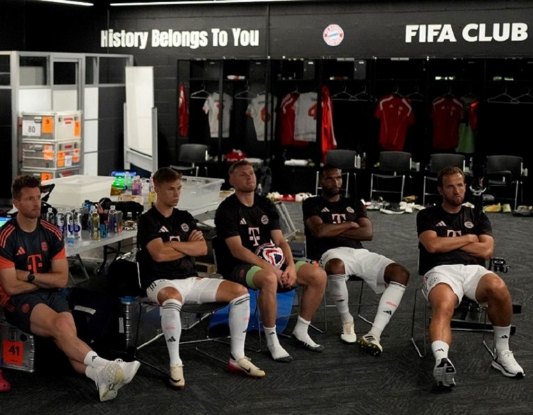 Ovako rezerve Bayerna gledaju utakmicu koja se igra na 36 stupnjeva na klupskom SP-u 