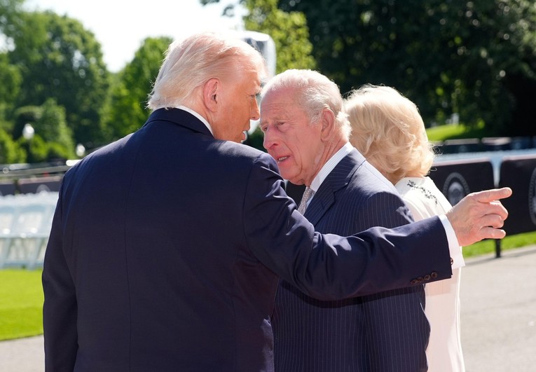 Trump potapšao kralja Charlesa po ramenu i izazvao raspravu o protokolu