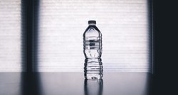 Ima li voda rok trajanja i koliko dugo je otvorena boca sigurna za piće?