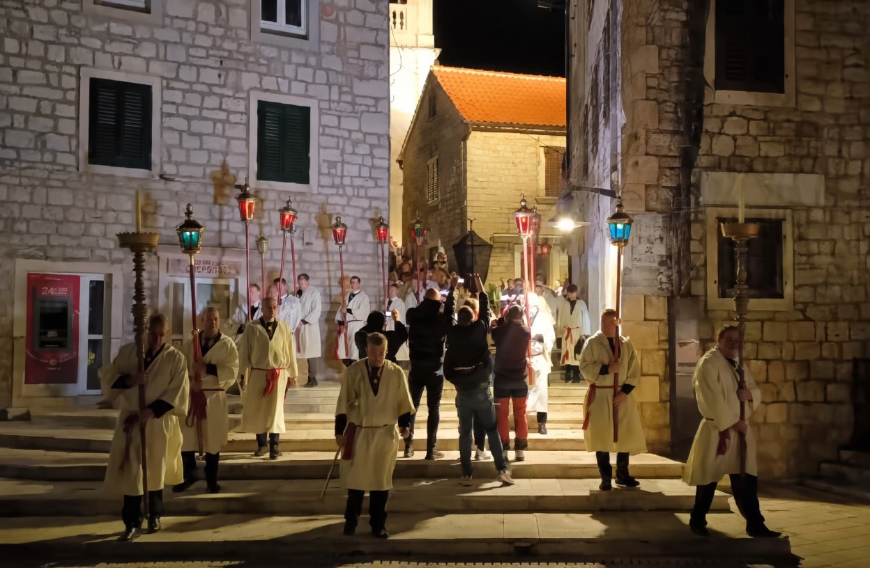 VIDEO Noćas se 25 kilometara po Hvaru hodalo za križem. Bio i Plenković