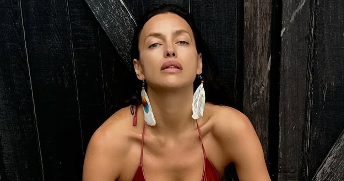 Irina Shayk pozirala u kupaćem kostimu, pažnju privukla obuća
