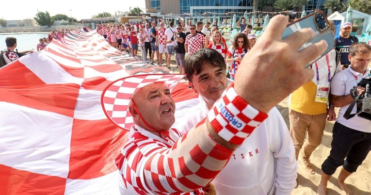 FOTO Navijači razvili veliku zastavu. Dalić na rubu suza: "Ne mogu vam ništa obećati"