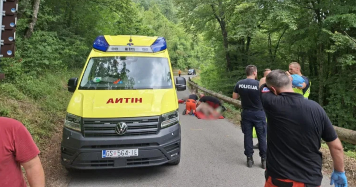 Nesreća kod Plitvica. Kombi visio nad provalijom, helikopter prevezao djecu u bolnicu