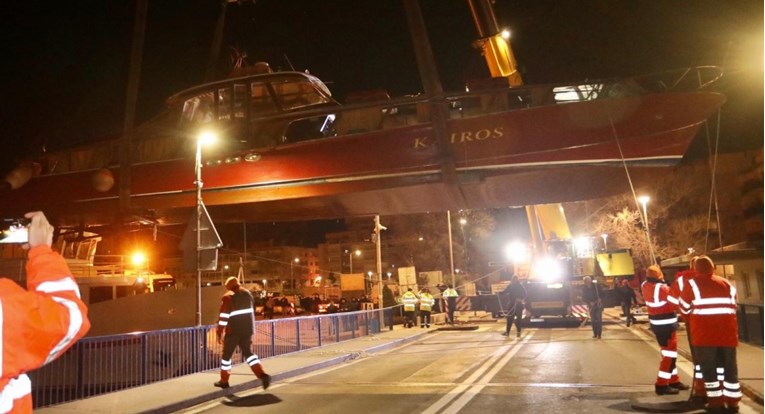 VIDEO U Omišu nisu uspjeli otvoriti pomični most, brod prebacili dizalicom