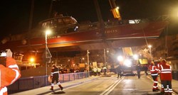 VIDEO U Omišu dizalicom prebacili brod preko mosta, pogledajte snimku