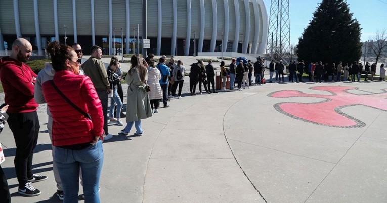 Gužva ispred Arena Centra: Građani satima čekali u redu zbog popusta u novoj trgovini