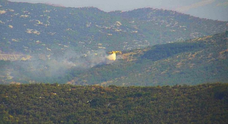 Dva požara kod Dugopolja, blizu su jedan drugome. Gase ih kanaderi