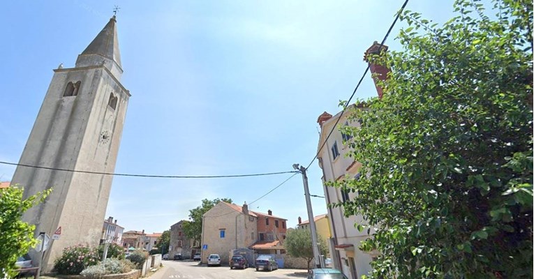 Kod crkve u Istri pas iskočio iz auta i napao dijete. Policija traži vlasnika