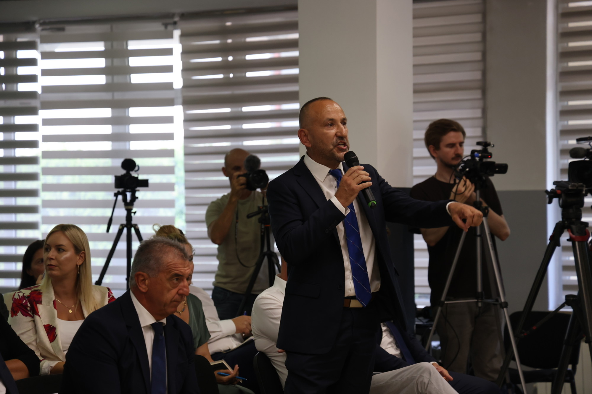 VIDEO Pogledajte kaos u Gospiću. Zekanović viče, lijeva oporba napušta sjednicu