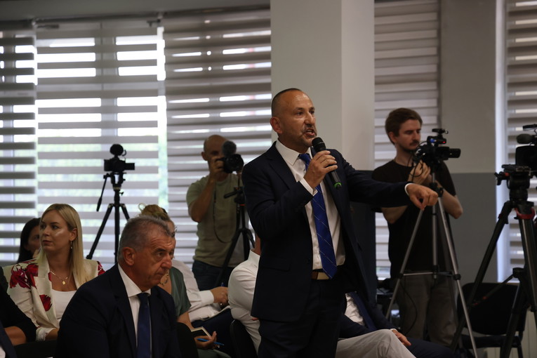 VIDEO Pogledajte kaos u Gospiću. Zekanović viče, lijeva oporba napušta sjednicu