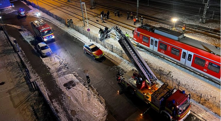Mladić u Njemačkoj se popeo na krov vlaka, udarila ga struja od 15.000 volti 