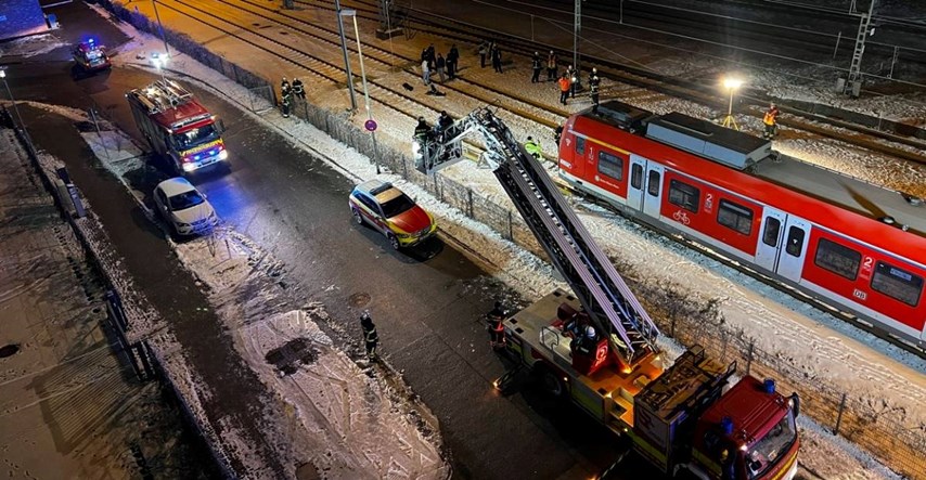 Mladić u Njemačkoj se popeo na krov vlaka, udarila ga struja od 15.000 volti