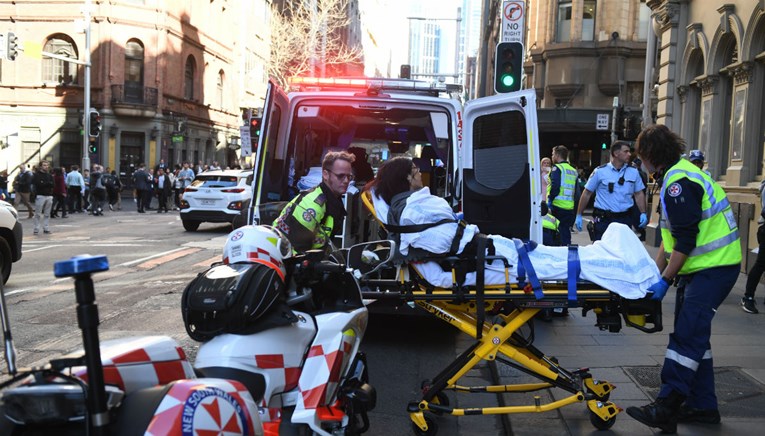 Napadač nožem izbo ženu u Sydneyju, u blizini napada pronađeno tijelo
