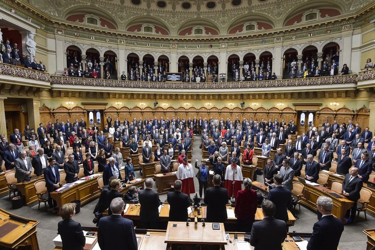 Švicarska danas glasa o zabrani suradnje s NATO-om i sankcija