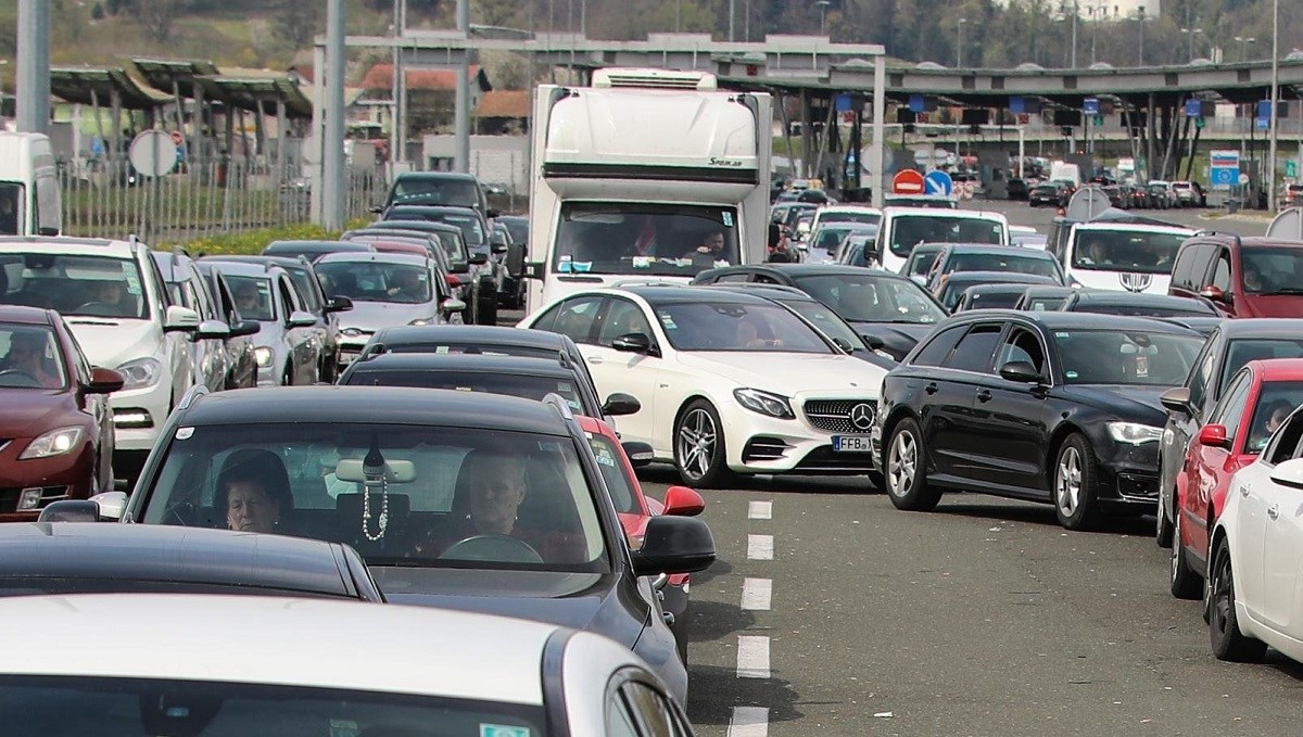 VIDEO Pogledajte kolone na granici, na ulazak u Hrvatsku čeka se preko dva sata