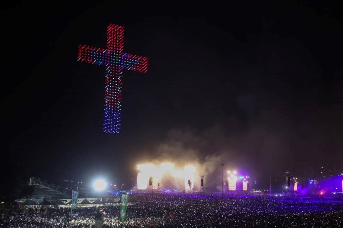 Dronovi stvorili križ s bojama hrvatske zastave koji je oduševio fanove na Hipodromu