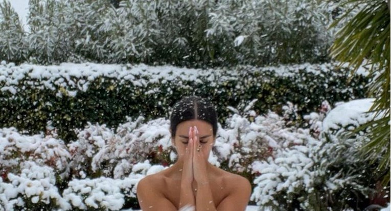 Atraktivna španjolska voditeljica pozirala potpuno gola na snijegu