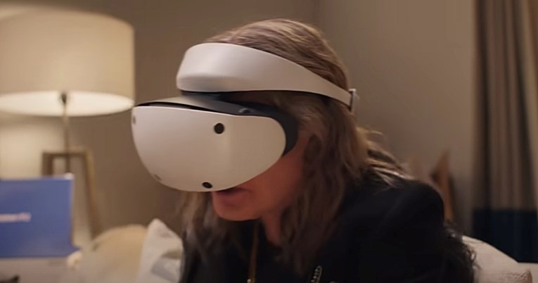 Princ tame u urnebesnoj reklami isprobao novu VR igricu: "Pokušava mi odgristi glavu"