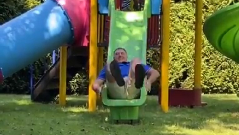VIDEO Milorad Dodik se spuštao niz dječji tobogan