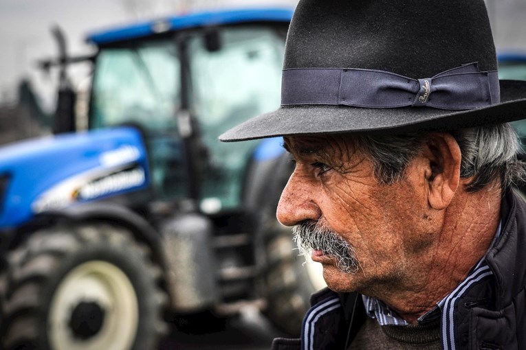 Širi se velika pobuna seljaka u Europi. Konvoji traktora idu na Rim