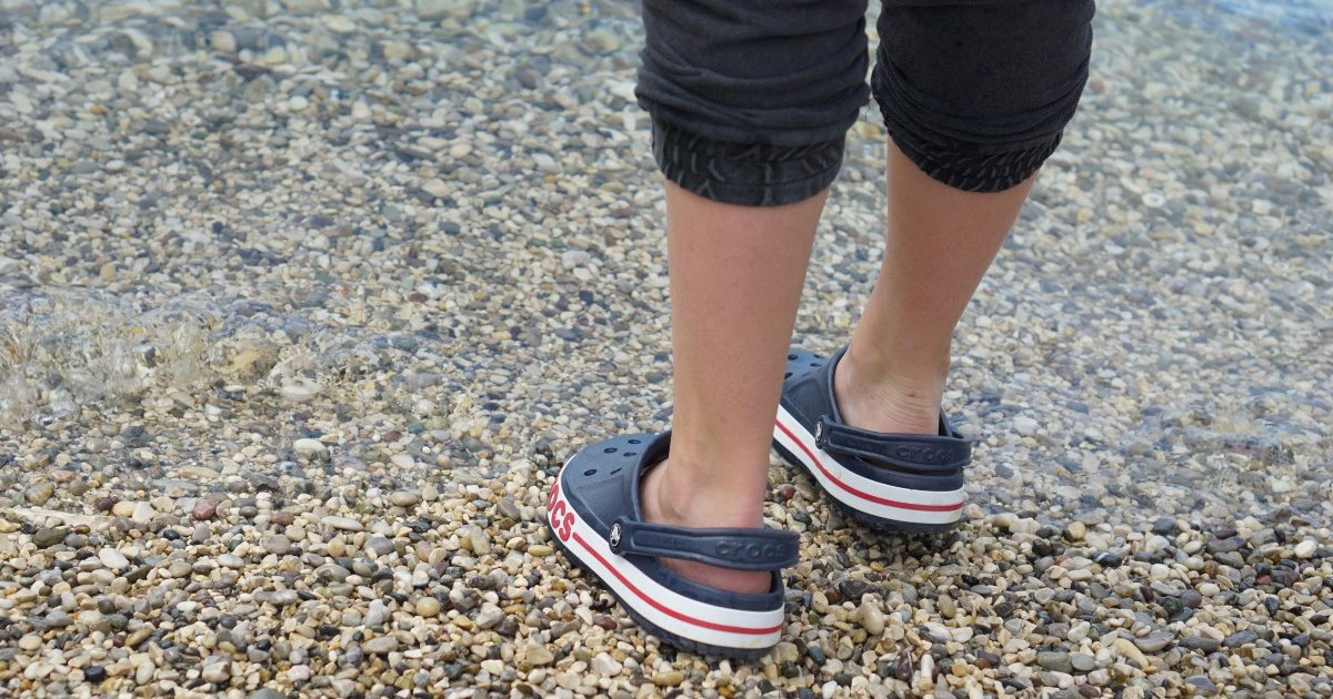Liječnici upozoravaju: Crocsice nisu obuća za cijeli dan