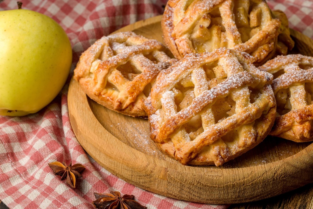 Umjesto jedne velike, napravite 12 malih pitica od jabuke. Recept je jednostavan