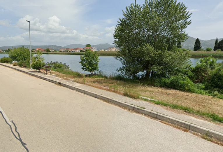 Auto sletio u Neretvu. Poginuo muškarac