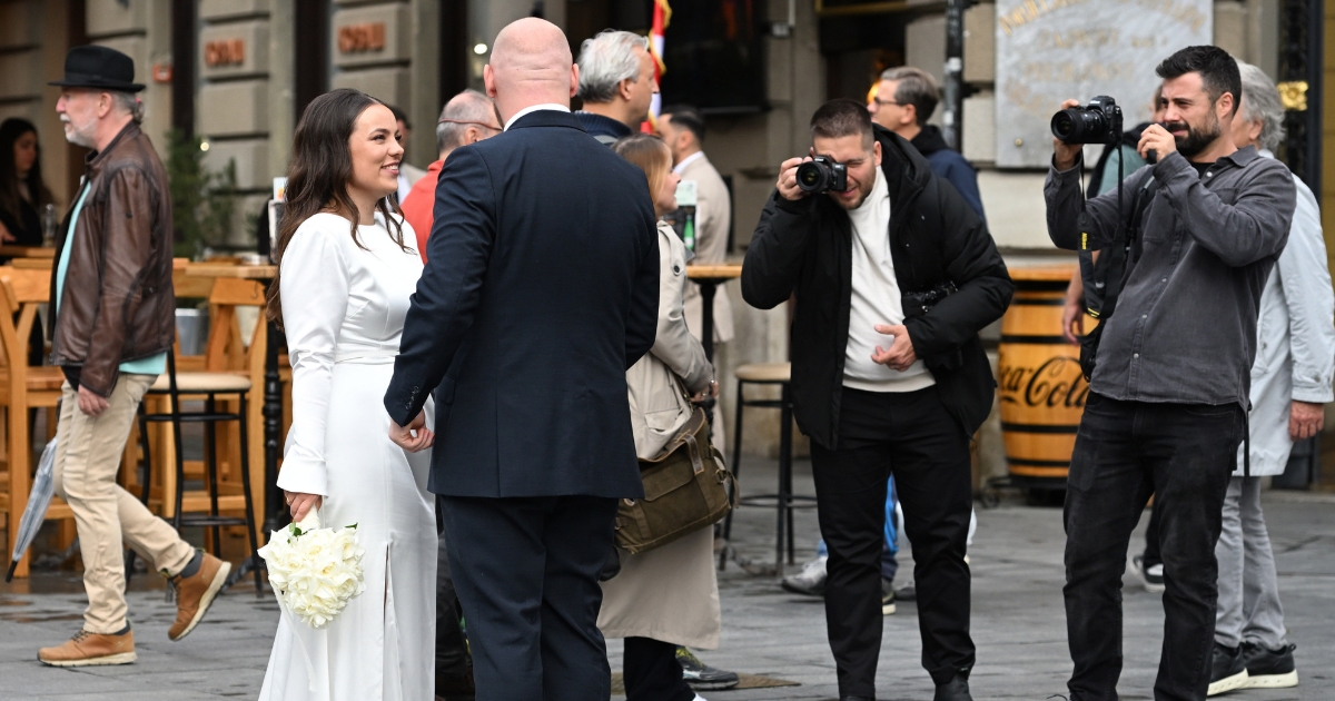 Mladenci koji poziraju fotografima u subotu su bili glavna atrakcija u centru Zagreba