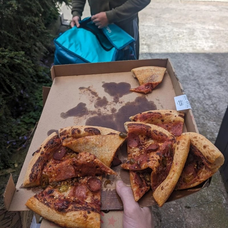 Naručio pizzu pa ostao u čudu kad je ugledao što je dobio 