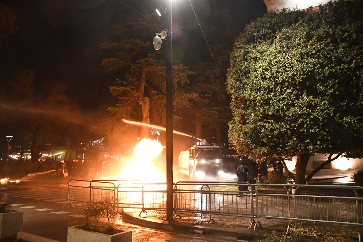 VIDEO I FOTO Prosvjed u Albaniji: Bačeni Molotovljevi kokteli na vladu