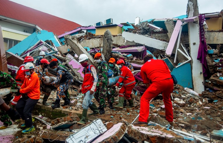 Raste broj mrtvih u potresu u Indoneziji: "Novi potres mogao bi izazvati tsunami"