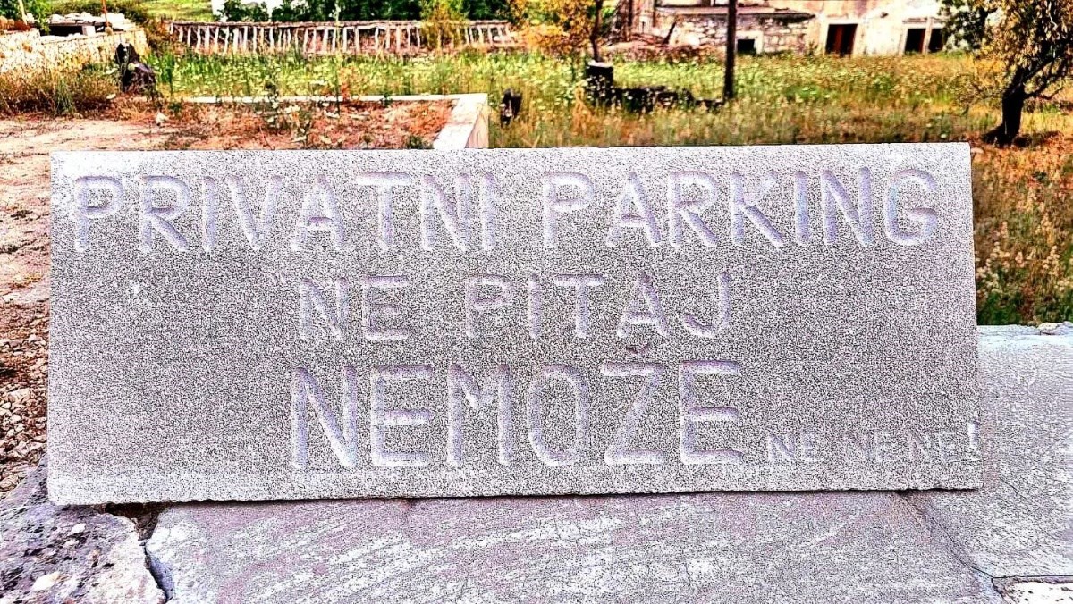 Natpis isklesan u kamenu na Korčuli je hit na Facebooku: "Ne pitaj, ne može, ne, ne"