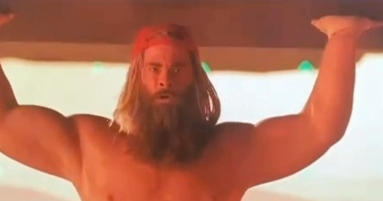 Jedan od najzgodnijih glumaca podijelio još neviđenu snimku sebe kao "debelog Thora"