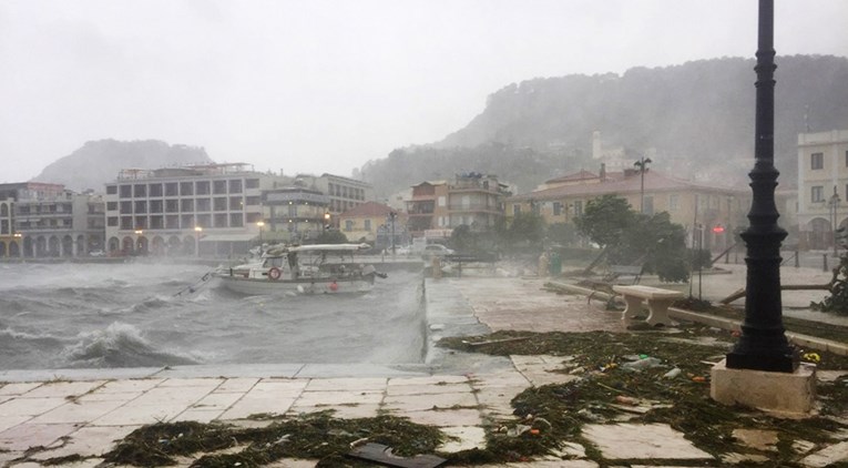 Rijetki mediteranski uragan hara Grčkom, grad se pretvorio u jezero