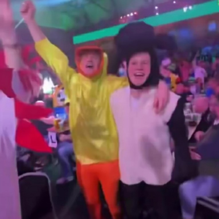 Jedan od najtraženijih nogometnih talenata viđen na pikadu. Skače u kostimu ovce