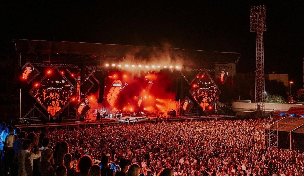 Prljavci prvi put nastupili kao Houra Grupa, iza njih se vrtio stari logo s jezikom