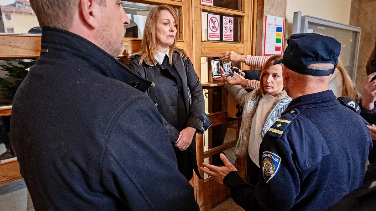 VIDEO Burno u Zadru: Vijećnica blokirala ulaz u gradsku upravu, došlo do naguravanja