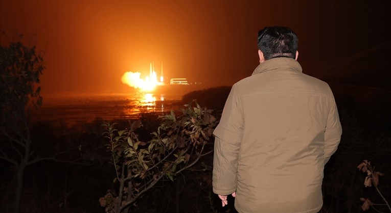 Kim Jong-un pregledao fotke snimljene špijunskim satelitom. Označio glavne mete