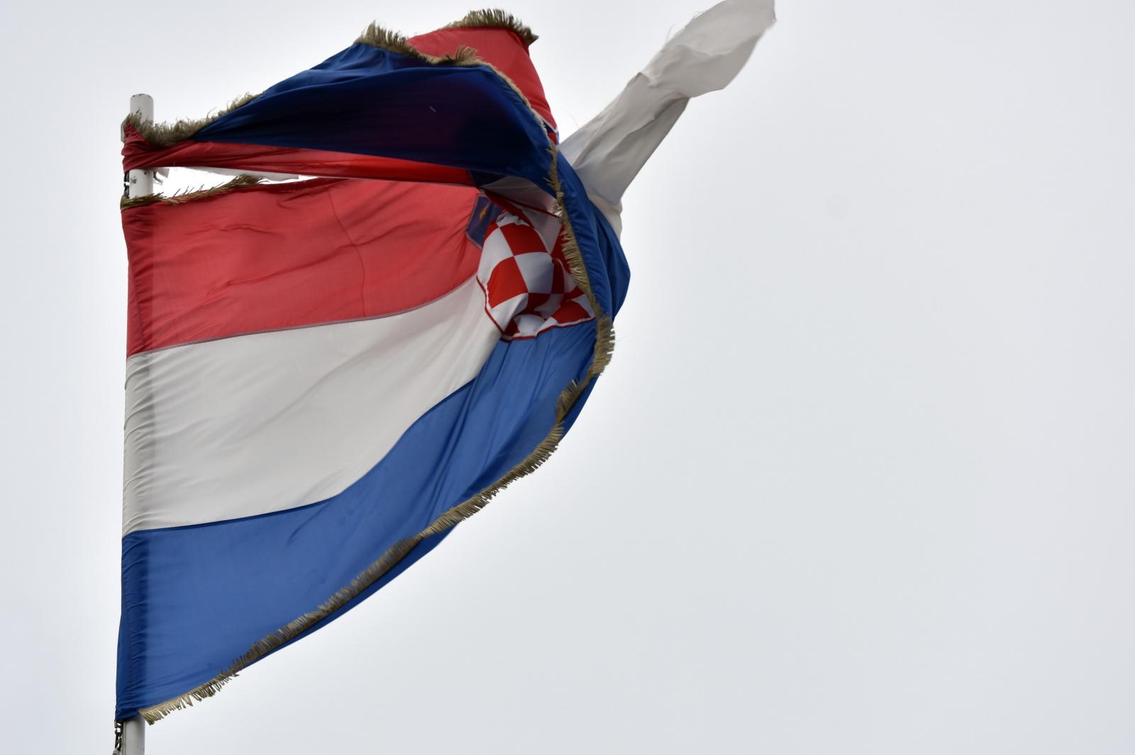 U Vukovaru poderana hrvatska zastava