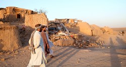 Afganistanci rukama kopaju po ruševinama nakon snažnog potresa i traže preživjele