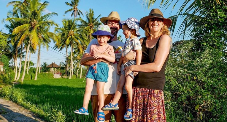 Obitelj s blizancima izolirala se na Baliju u idiličnoj kući od bambusa