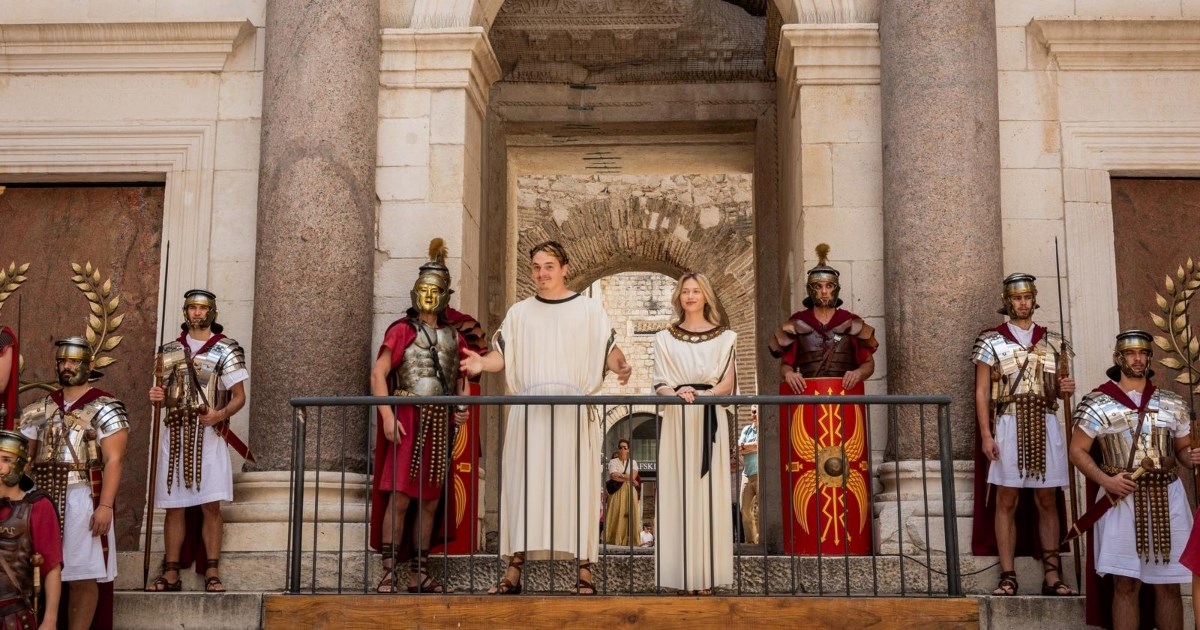 VIDEO Povijesna smjena straže održana na Peristilu, privukla velik broj turista