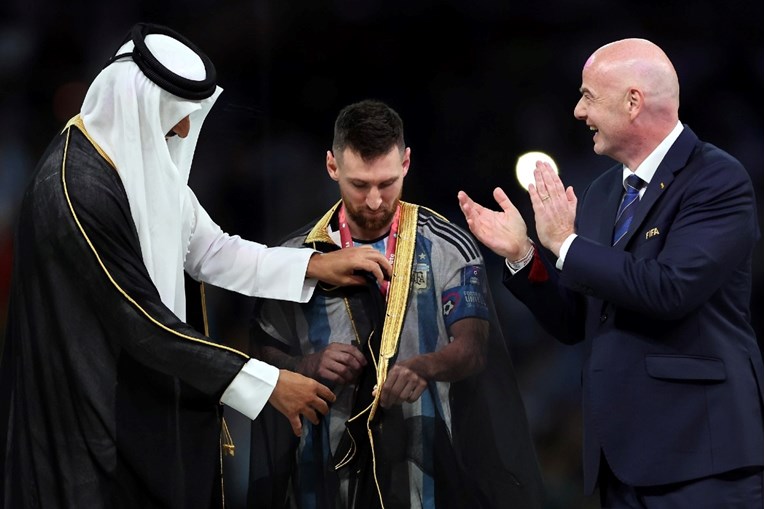 Katarski dužnosnici objasnili zašto su Messija odjenuli u plašt dok je primao trofej